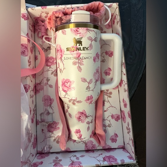Love Shack Fancy x Stanley Ribbon Rosa 40oz Quencher - Picture 4 of 16
